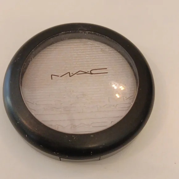 *Fixed Price* Mac Extra Dimension Skinfinish Highlighter in Soft Frost - Picture 3 of 5
